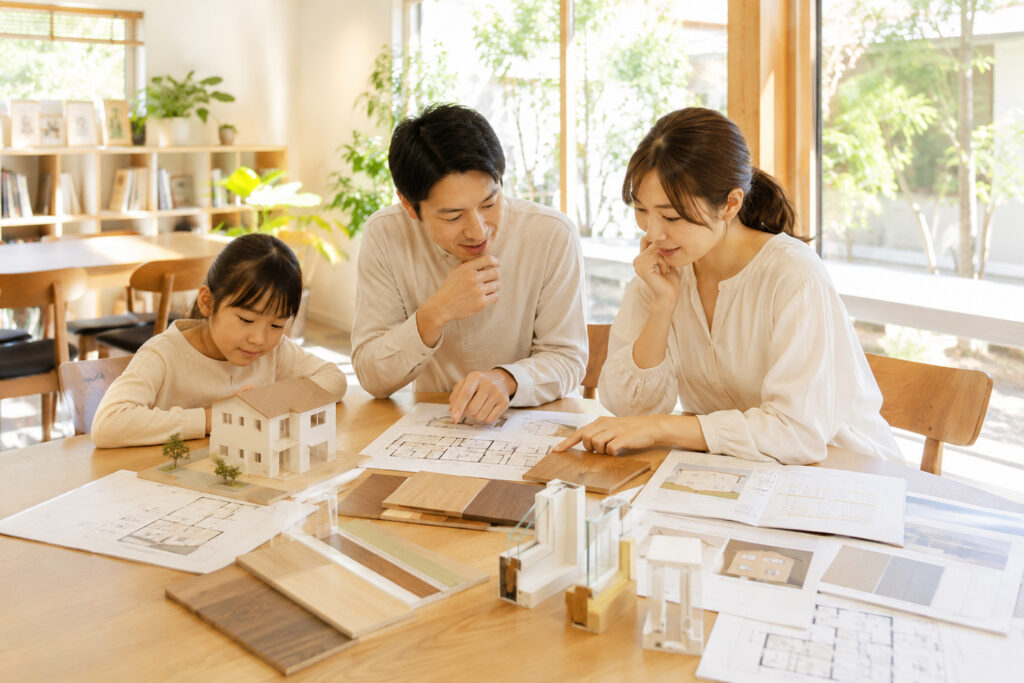 family-home-comparison-meeting | アップルホーム 注文住宅の素材・性能・間取り・予算を比較する家族の打ち合わせ