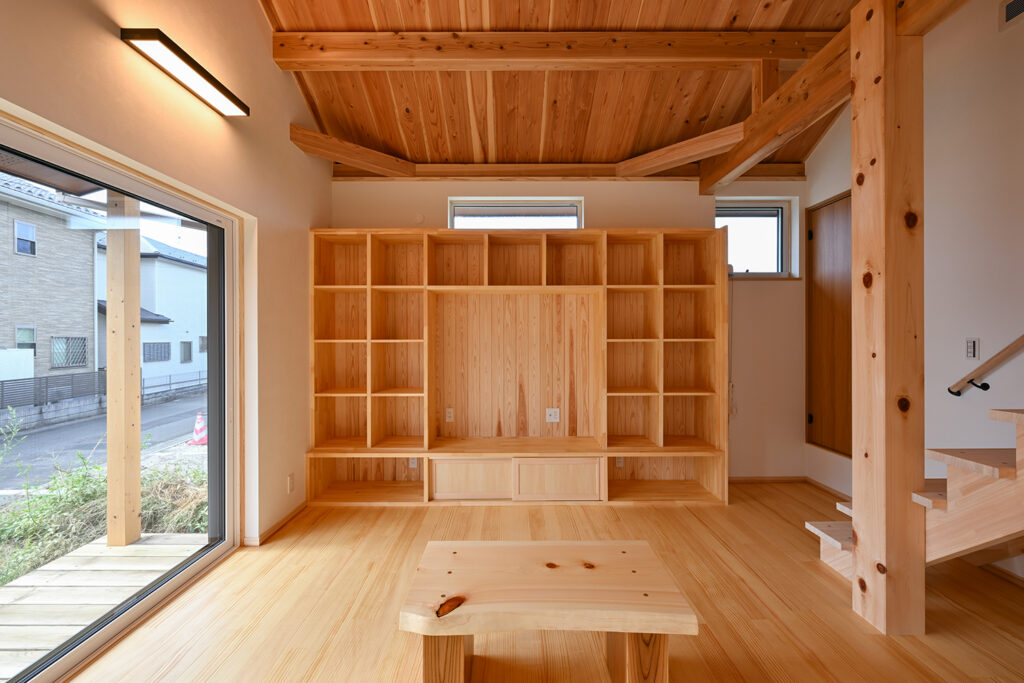 natural-material-home-living | アップルホーム 無垢材の床と自然素材の内装を採用した明るい注文住宅のリビング