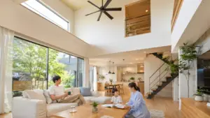 夏でも快適に過ごせる吹き抜けリビングとシーリングファンのある注文住宅