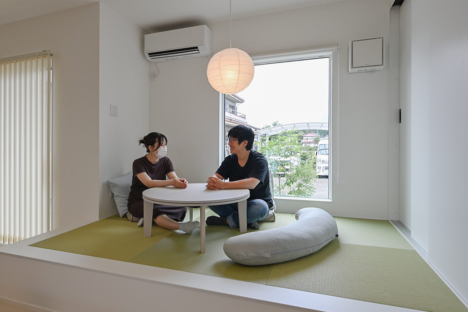 畳コーナーで平屋ガレージハウスの住み心地を語るS様ご夫妻