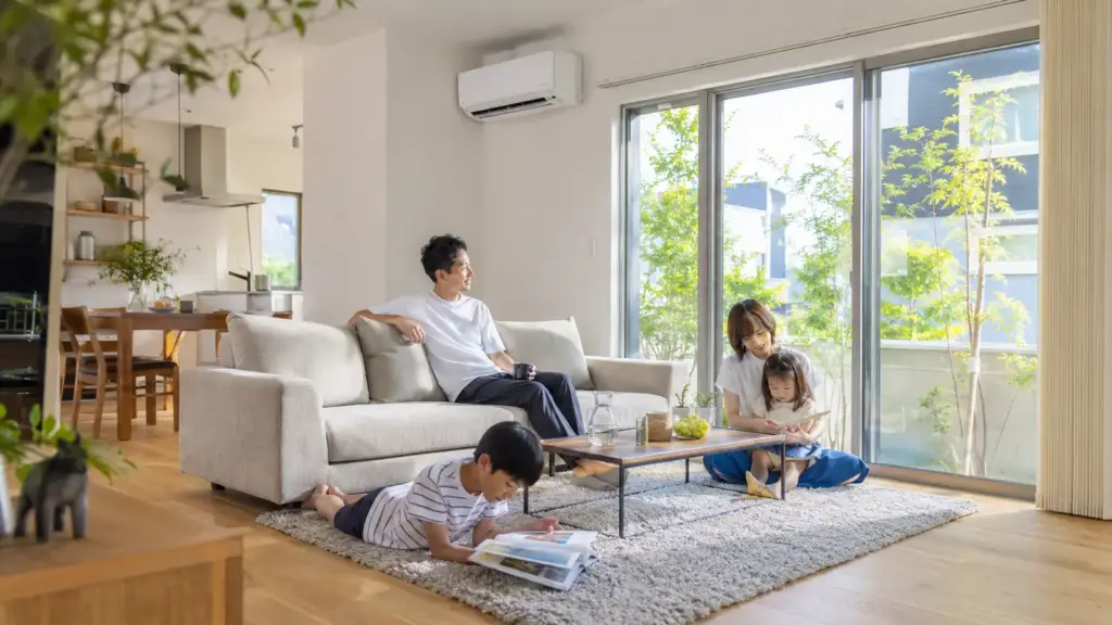 summer-air-conditioner-electricity-cost | アップルホーム 夏休みにエアコンを使いながら家族が過ごす明るい戸建てのリビング