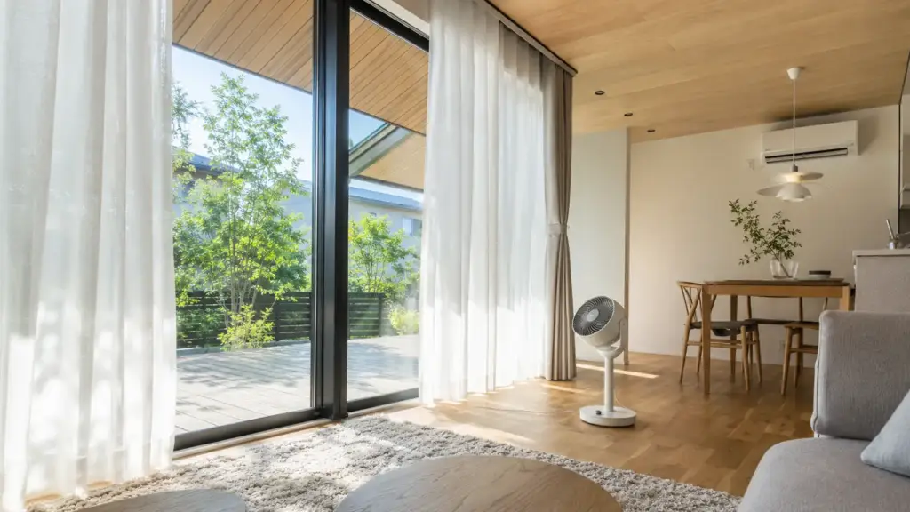 summer-home-insulation-shading | アップルホーム 夏の日射を遮る庇と窓を備えた注文住宅のリビング