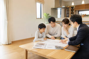 中古住宅の購入前に断熱リノベーションの進め方を相談する家族