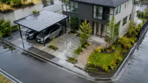 ゲリラ豪雨や台風に備えて玄関・駐車場・庭の排水を計画した注文住宅
