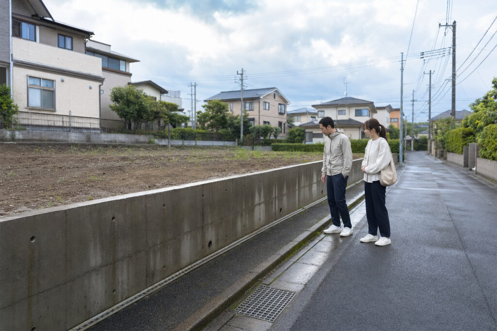 land-height-retaining-wall-drainage | アップルホーム 土地の高低差と擁壁の排水状態を確認する夫婦
