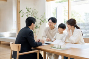 みらいエコ住宅2026の申請期限を確認しながら注文住宅を検討する家族