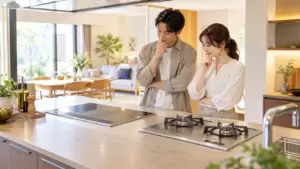 注文住宅のキッチンでIHとガスコンロを比較するイメージ