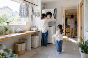 laundry-room-non-dryer-clothes-flow | アップルホーム 乾燥機と室内物干し、収納をまとめた明るいランドリールーム