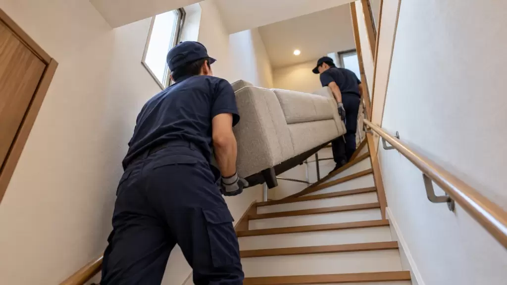 sofa-stair-delivery-route-check | アップルホーム 新築住宅の階段でソファの搬入経路を確認する様子