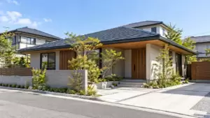 2階建てから平屋への減築リフォームを検討する住宅外観