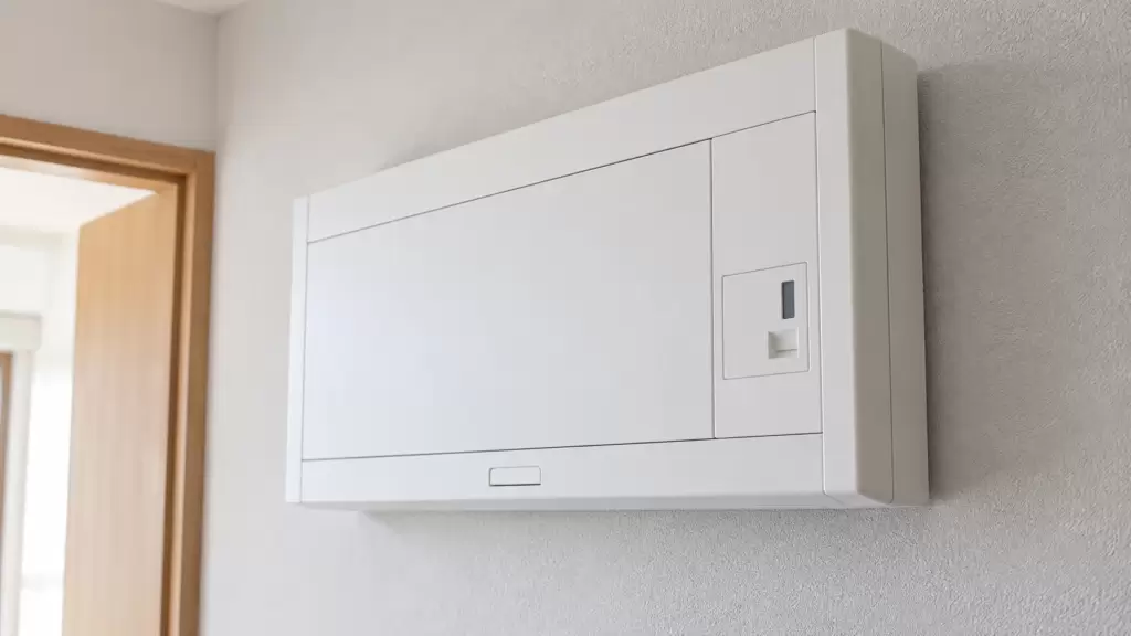 earthquake-breaker-panel-closeup | アップルホーム 住宅の壁面に設置された感震機能付き分電盤の外観と操作部分