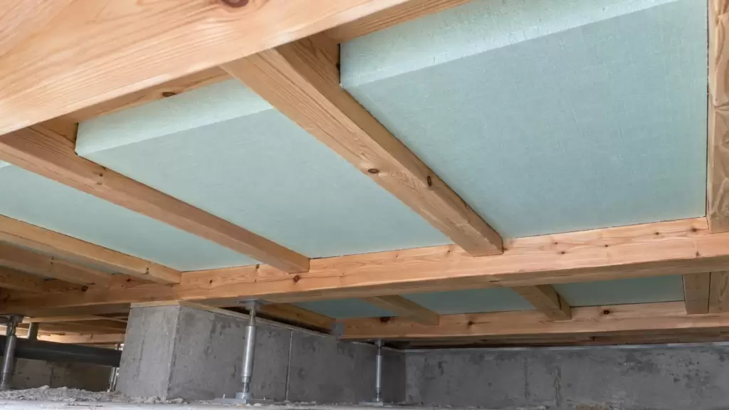 floor-insulation-under-joists | アップルホーム 木造住宅の床下で床組の間に断熱材を施工した床断熱の構造