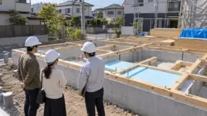 基礎断熱と床断熱の違いを検討する日本の木造注文住宅の基礎工事現場
