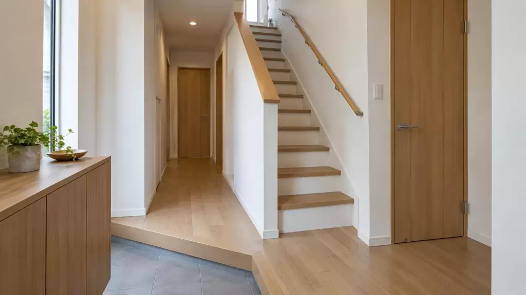 hallway-staircase-private-access | アップルホーム 玄関ホールから独立して2階へ上がる廊下階段のある戸建住宅
