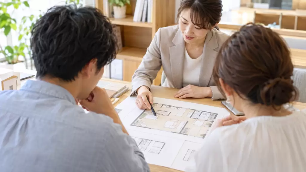 子ども部屋の4.5畳案と6畳案を住宅アドバイザーと平面図で検討する家族