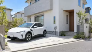 新築戸建て住宅の駐車スペースで200VのEV充電コンセントを利用する電気自動車