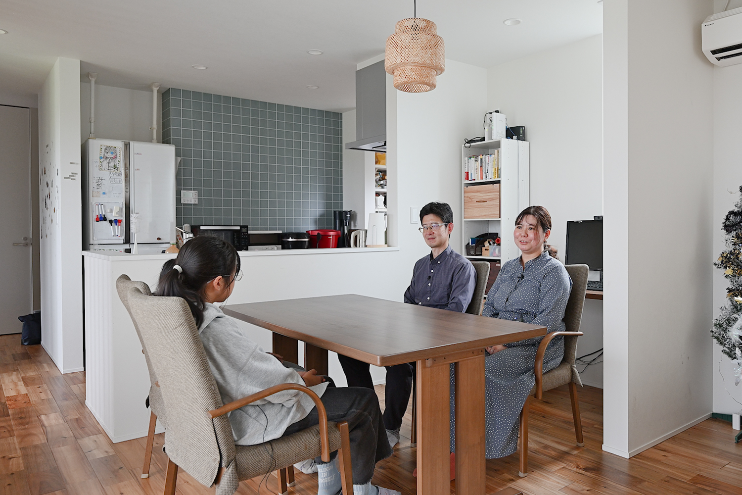 川越市のR+house K様邸のダイニングで、オーナーズインタビューに答えるお施主様ご夫妻