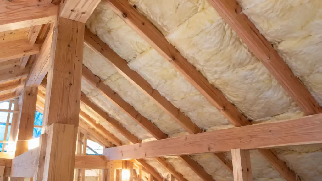 roof-insulation-under-rafter-construction | アップルホーム 木造注文住宅の勾配屋根の垂木間に断熱材を施工した屋根断熱の様子