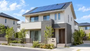 停電時の自立運転を想定した太陽光パネル付きの日本の戸建住宅