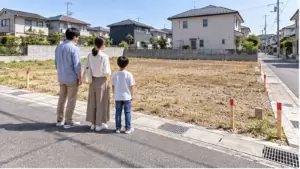 都市計画道路予定地の土地購入を家族で検討するイメージ